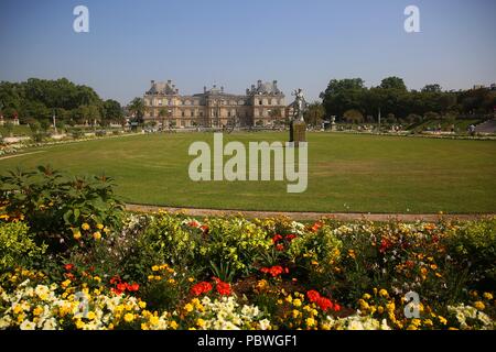 Luglio 23, 2018 - Parigi, Francia - I Giardini di Lussemburgo a Parigi, Francia. I giardini sono stati creati a partire dal 1612 da Marie de' Medici, vedova del re Enrico IV di Francia, per una nuova residenza ha costruito, il Palazzo del Lussemburgo. Essa copre 23 ettari ed è noto per i suoi tappeti erbosi, viale alberato di passeggiate, aiuole, modello barche a vela sul suo bacino circolare e pittoresca fontana medicea, costruito nel 1620. (Credito Immagine: © Leigh Taylor via ZUMA filo) Foto Stock