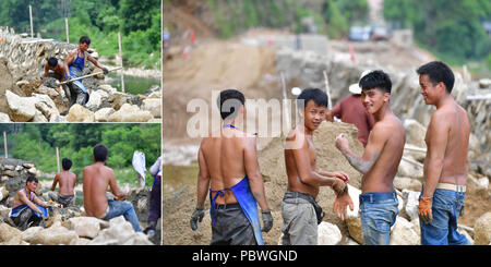 (180730) -- RONGSHUI, luglio 30, 2018 (Xinhua) -- Il combinato fotografia scattata a luglio 27, 2018 mostra di lavoratori presso il cantiere per la costruzione di una strada in Rongshui Miao contea autonoma, a sud della Cina di Guangxi Zhuang Regione autonoma. Il governo della contea di piani per costruire strade di 197 chilometri prima di 2020, aspettandosi di beneficiare oltre 260.000 persone in 11 città e villaggi. A causa di condizioni ambientali difficili, Rongshui è stata per lungo tempo un meno sviluppata area in Cina. Fino ad ora ci sono ancora 76.800 povera gente che vive nella contea. Negli ultimi anni il governo locale svolge un efficace m Foto Stock