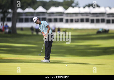 Luglio 15, 2018 - Moline, Iowa, U.S. - Michael Kim colpisce la sua seconda all ultimo putt sul diciottesimo verde prima di vincere il John Deere Classic a TPC Deere Run in Silvis, domenica 15 luglio, 2018. (Credito Immagine: © Andy Abeyta, Quad-City volte/Quad-City volte via ZUMA filo) Foto Stock