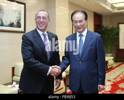 (180730) -- PECHINO, luglio 30, 2018 (Xinhua) -- Cai Mingzhao (R), presidente della Xinhua News Agency, risponde con Zvi Heifetz, ambasciatore israeliano in Cina, a Pechino, capitale della Cina, 30 luglio 2018. Cai detto Xinhua ha sempre attribuito grande importanza ai rapporti su Israele. Constatando che la cooperazione di innovazione è un evidenziare delle relazioni China-Israel, Cai detto Xinhua è disposta a compiere sforzi congiunti con Israele per aumentare la copertura mediatica in high-tech e i campi di innovazione, in modo da far avanzare le innovative partnership globale tra i due paesi. Cai informato Heifetz sul Foto Stock