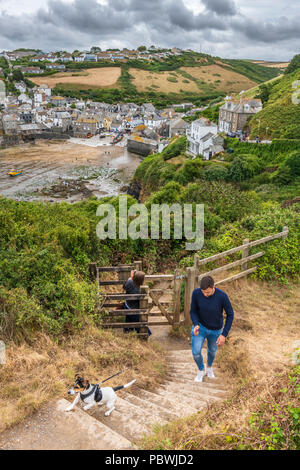 Port Isaac, UK. Il 30 luglio 2018. Regno Unito - Previsioni del tempo - Un paio di godere di una passeggiata con il loro cane come le nuvole si raccolgono nel tardo pomeriggio ma nonostante il recente heavy rain, la campagna attorno a Port Isaac in North Cornwall rimane arida. Credito: Terry Mathews/Alamy Live News Foto Stock