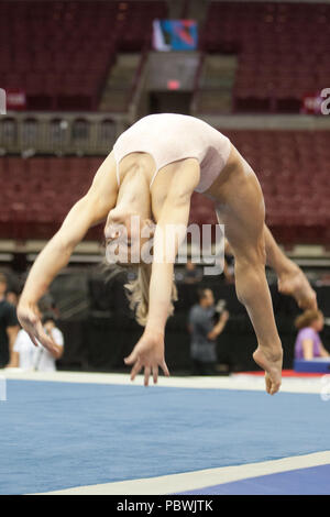 Columbus, Schottenstein Center, STATI UNITI D'AMERICA. 27 Luglio, 2018. USA Gymnastics GK Classic - Schottenstein Center, Columbus, OH - Luglio 28th, 2018. Riley McClusker compete sul pavimento al centro Schottenstein in Columbus, OH; negli Stati Uniti la ginnastica GK Classic nella senior division. Simone Biles ha vinto la tonda con Riley McCusker secondo e Morgan Hurd terzo. - Foto di Wally nellâ/ZUMA Premere Credito: Wally nellâ/ZUMA filo/Alamy Live News Foto Stock