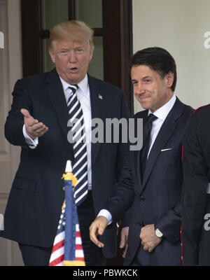 Luglio 30, 2018 - Washington, Distretto di Columbia, Stati Uniti - Il Presidente degli Stati Uniti, Trump accoglie con favore il Primo Ministro Giuseppe Conte d'Italia alla Casa Bianca per colloqui a Washington. (Credito Immagine: © Ron Sachs/CNP via ZUMA filo) Foto Stock