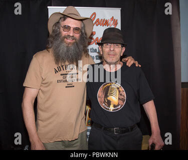 Yorba Linda, California, Stati Uniti d'America. 29 Luglio, 2018. Music Artista Lazer Lloyd e Papa J (Jeffrey Hudson), Presidente della Contea di Orange Blues società frequentando il Blues per il dolce rilievo con Orange County Blues società dotate di Lazer Lloyd tenutosi presso la strada principale ristorante a Yorba Linda, California. Credito: Sheri Determan/Alamy Live News Foto Stock