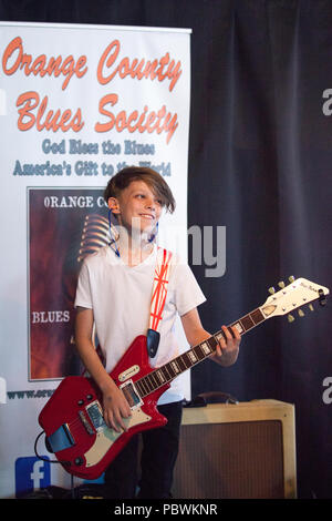 Yorba Linda, California, Stati Uniti d'America. 29 Luglio, 2018. Austin Thomson effettuando al Blues per il dolce rilievo con Orange County Blues società dotate di Lazer Lloyd tenutosi presso la strada principale ristorante a Yorba Linda, California. Credito: Sheri Determan/Alamy Live News Foto Stock