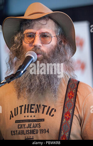 Yorba Linda, California, Stati Uniti d'America. 29 Luglio, 2018. Lazer Lloyd effettuando al Blues per il dolce rilievo con Orange County Blues società dotate di Lazer Lloyd tenutosi presso la strada principale ristorante a Yorba Linda, California. Credito: Sheri Determan/Alamy Live News Foto Stock