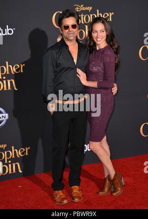 Los Angeles, Stati Uniti d'America. Il 30 luglio 2018. John Stamos & Caitlin McHugh presso la premiere mondiale di Disney's "Christopher Robin' presso il Walt Disney Studios, Burbank Immagine: Sarah Stewart Credito: Sarah Stewart/Alamy Live News Foto Stock