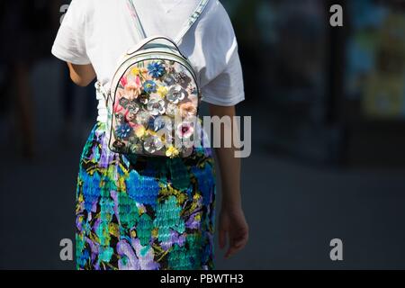 Tallinn, Estland. Il 30 luglio, 2018. Un fashionista in posa sulla strada a Tallinn Estonia - 30 Luglio 2018 - Il Credit: Pista Manhattan ***per solo uso editoriale*** | Verwendung weltweit/dpa/Alamy Live News Foto Stock