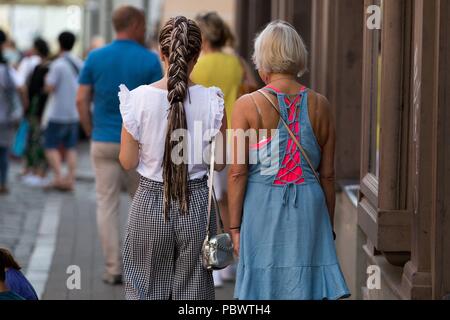 Tallinn, Estland. Il 30 luglio, 2018. Fashionistas camminando sulla strada a Tallinn Estonia - 30 Luglio 2018 - Il Credit: Pista Manhattan ***per solo uso editoriale*** | Verwendung weltweit/dpa/Alamy Live News Foto Stock