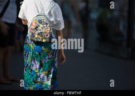 Tallinn, Estland. Il 30 luglio, 2018. Un fashionista in posa sulla strada a Tallinn Estonia - 30 Luglio 2018 - Il Credit: Pista Manhattan ***per solo uso editoriale*** | Verwendung weltweit/dpa/Alamy Live News Foto Stock