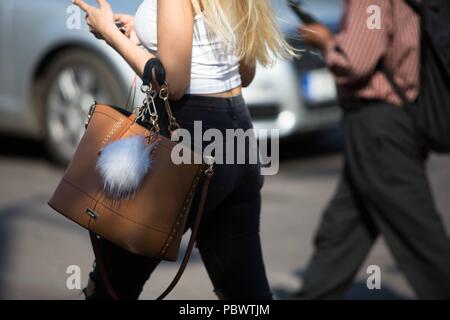 Tallinn, Estland. Il 30 luglio, 2018. Un fashionista in posa sulla strada a Tallinn Estonia - 30 Luglio 2018 - Il Credit: Pista Manhattan ***per solo uso editoriale*** | Verwendung weltweit/dpa/Alamy Live News Foto Stock