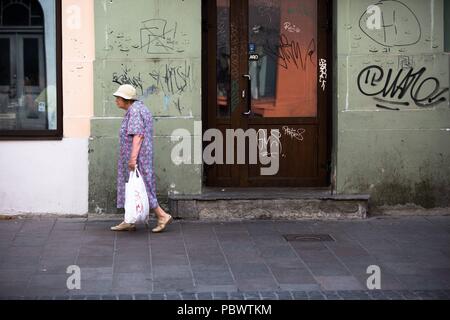 Tallinn, Estland. Il 30 luglio, 2018. Una donna che cammina sulla strada a Tallinn Estonia - 30 Luglio 2018 - Il Credit: Pista Manhattan ***per solo uso editoriale*** | Verwendung weltweit/dpa/Alamy Live News Foto Stock