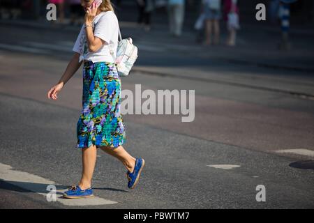 Tallinn, Estland. Il 30 luglio, 2018. Un fashionista in posa sulla strada a Tallinn Estonia - 30 Luglio 2018 - Il Credit: Pista Manhattan ***per solo uso editoriale*** | Verwendung weltweit/dpa/Alamy Live News Foto Stock