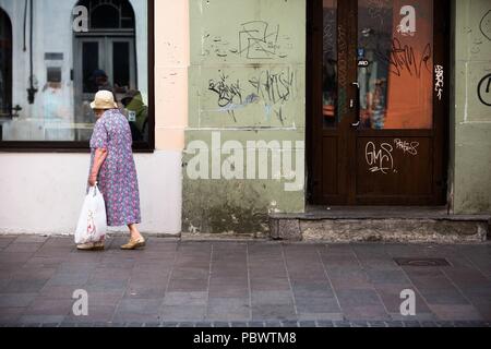 Tallinn, Estland. Il 30 luglio, 2018. Una donna che cammina sulla strada a Tallinn Estonia - 30 Luglio 2018 - Il Credit: Pista Manhattan ***per solo uso editoriale*** | Verwendung weltweit/dpa/Alamy Live News Foto Stock