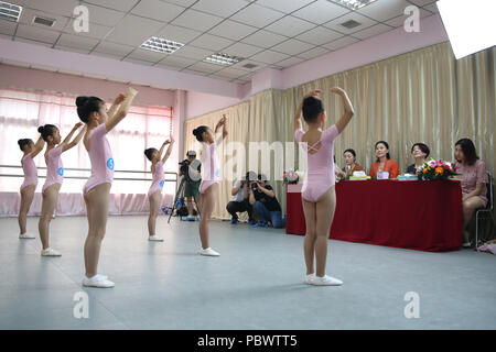 Shenyan, Shenyan, Cina. 31 Luglio, 2018. Shenyang, Cina-ragazze frequentare ballet esame di Shenyang, a nord-est della Cina di Provincia di Liaoning. Credito: SIPA Asia/ZUMA filo/Alamy Live News Foto Stock