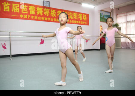 Shenyan, Shenyan, Cina. 31 Luglio, 2018. Shenyang, Cina-ragazze frequentare ballet esame di Shenyang, a nord-est della Cina di Provincia di Liaoning. Credito: SIPA Asia/ZUMA filo/Alamy Live News Foto Stock