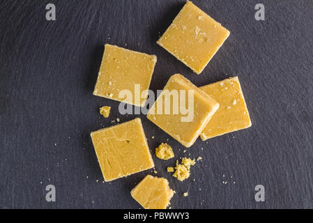 Fudge piazze su nero ardesia background - Top View foto Foto Stock