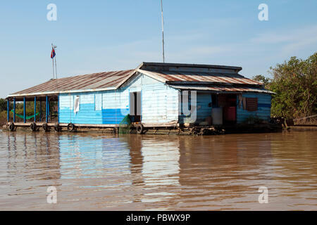 Lago Tonle Sap Siem Reap Cambogia, tradizionale houseboat sul tributario Foto Stock
