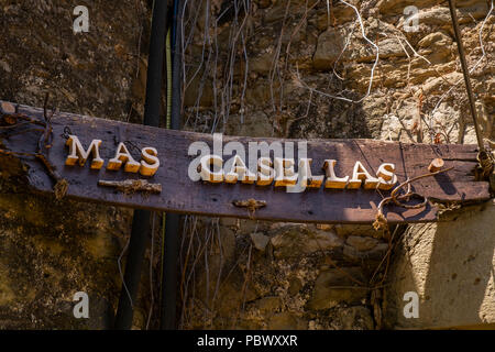 Dettagli del decorato vecchi edifici agricoli presso Mas Casellas sul percorso ascendente di Santa Margarida cratere nel Garrotxa zona vulcanica, Catalon Foto Stock