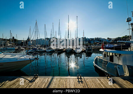 Tardo pomeriggio di sole su un giorno d'estate in Marina Victoria St Peter Port Guernsey con visita ormeggiate imbarcazioni da diporto Foto Stock