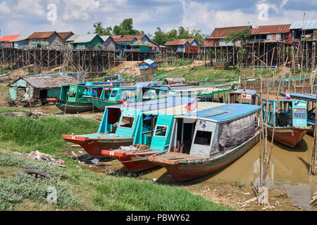 Case e barche sul lago Tonle SAP in Cambogia Foto Stock