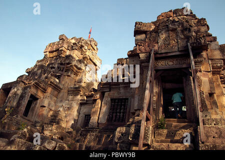 Battambang Cambogia, ingresso con frontone scolpito a Wat Ek Phnom un undicesimo secolo angkorian tempio Foto Stock