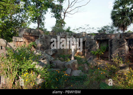 Battambang Cambogia, spirito casa nel cortile del Wat Ek Phnom un undicesimo secolo angkorian tempio Foto Stock