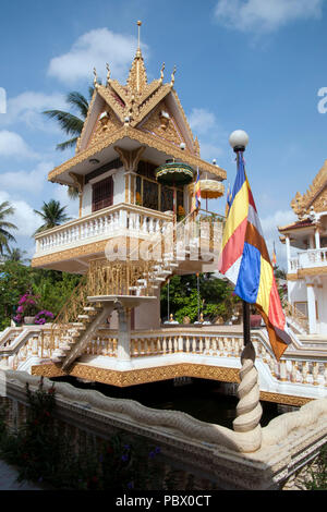 Battambang Cambogia, stupa ornamentali in giardini di wat non identificato Foto Stock