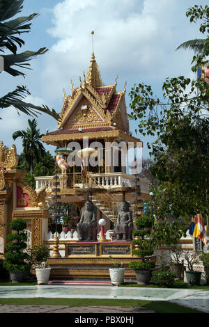 Battambang Cambogia, stupa ornamentali in giardini di wat non identificato Foto Stock