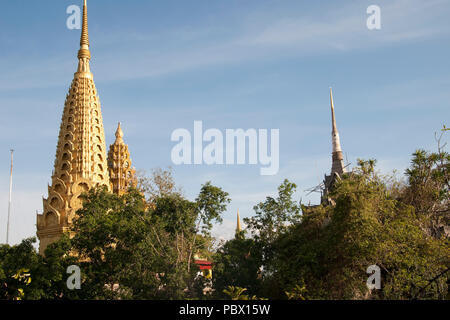 Battambang Cambogia, vista sullo skyline di compresi gli stupa di Wat Sampeou Foto Stock