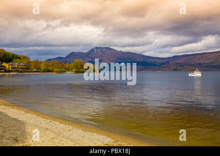 Guardando sul Loch Lomond e dal villaggio di Luss verso BenLomond (974m), il più meridionale Munro, Argyll and Bute, Scotland, Regno Unito Foto Stock