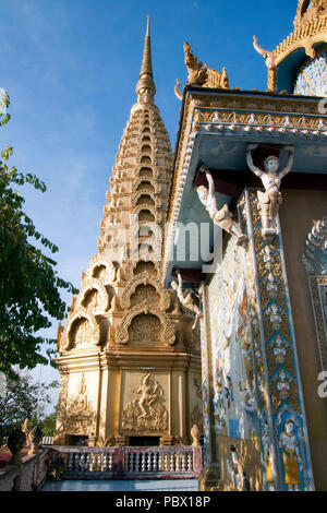 Battambang Cambogia, vista di stupa di Wat Sampeou Foto Stock