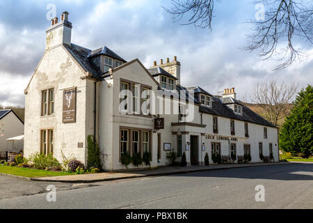 Il Loch Lomond e bracci, un popolare hotel nel villaggio di Luss sulle rive di Loch Lomond, Argyll & Bute, Scotland, Regno Unito Foto Stock