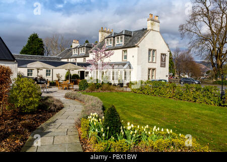 Il Loch Lomond e bracci, un popolare hotel nel villaggio di Luss sulle rive di Loch Lomond, Argyll & Bute, Scotland, Regno Unito Foto Stock