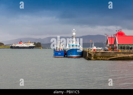 Due coloratissime barche di pescatori ormeggiate presso l'originale North Pier a Oban, Argyll and Bute, Scotland, Regno Unito Foto Stock