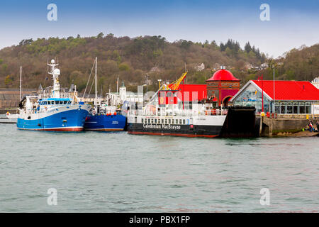 Due pescherecci colorati e traghetto CalMac 'Loch sforzati' ormeggiata presso l'originale North Pier a Oban, Argyll and Bute, Scotland, Regno Unito Foto Stock