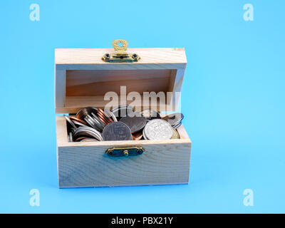 Moneta thailandese in legno torace su sfondo blu Foto Stock