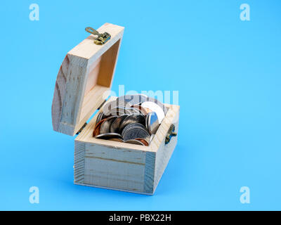 Moneta thailandese in legno torace su sfondo blu Foto Stock