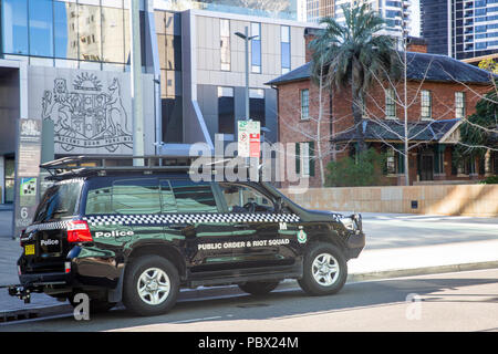 Nuovo Galles del Sud di ordine pubblico e di squadra antisommossa polizia in una Toyota parcheggiata nel centro di Parramatta,Western Sydney , Australia Foto Stock