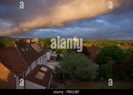 Il tramonto dopo una tempesta che si affaccia su pozzi, Somerset Foto Stock