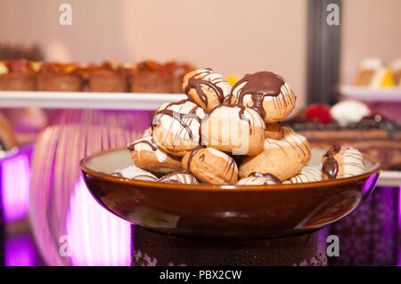 Crema di cioccolato bignè Pasticceria Dolci dessert Foto Stock