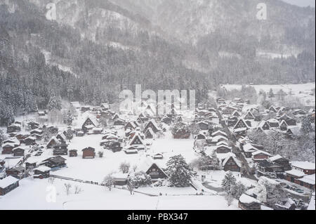 28.12.2017, Shirakawa-go, Prefettura di Gifu, Giappone, Asia - una vista in elevazione del paesaggio innevato intorno al villaggio di Shirakawa-go. Foto Stock