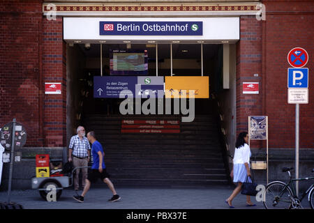 Berlino, Germania - Luglio 16, 2018: i viaggiatori e i pedoni a fronte di un ingresso laterale del Berlin Ostbahnhof sulla luglio 16, 2018 a Berlino. Foto Stock