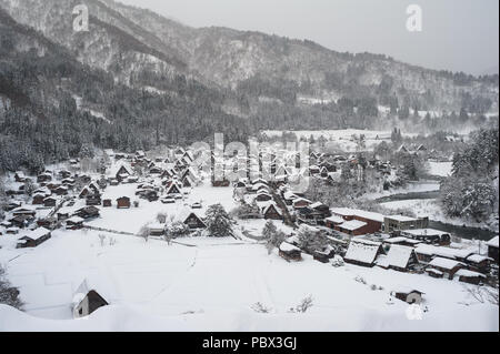 28.12.2017, Shirakawa-go, Prefettura di Gifu, Giappone, Asia - una vista in elevazione del paesaggio innevato intorno al villaggio di Shirakawa-go. Foto Stock