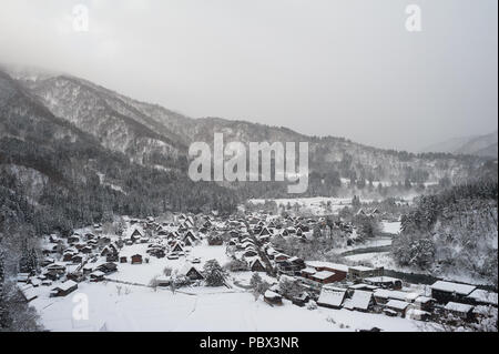 28.12.2017, Shirakawa-go, Prefettura di Gifu, Giappone, Asia - una vista in elevazione del paesaggio innevato intorno al villaggio di Shirakawa-go. Foto Stock