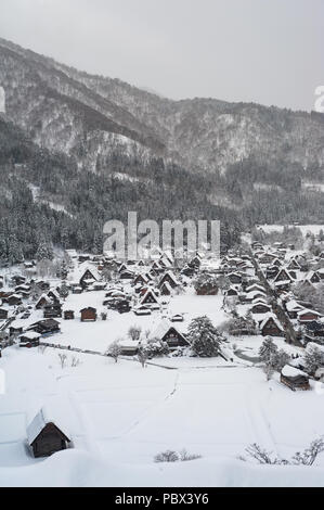 28.12.2017, Shirakawa-go, Prefettura di Gifu, Giappone, Asia - una vista in elevazione del paesaggio innevato intorno al villaggio di Shirakawa-go. Foto Stock