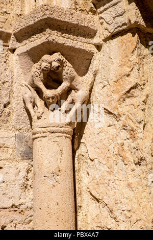 Scultura in pietra su un pilastro presso la porta di ingresso per l'Hospital de Sant Julia a Besalu, Garrotxa, Catalogna, Spagna Foto Stock