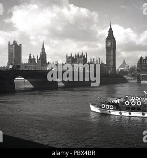 Degli anni Cinquanta, la vista di Westminster Bridge e il Palazzo di Westminster, più comunemente conosciuta come la Casa del Parlamento, Londra, Inghilterra, Regno Unito. Foto Stock