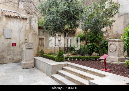 Il romano Horreum, un ex magazzino del grano, sotterraneo costruito come un criptoportico, Narbonne, regione Occitanie, Francia. Il patio. Foto Stock