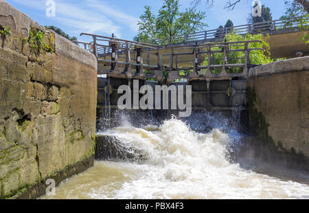 Canal du Midi, Carcassonne, dipartimento francese dell Aude, Regione Occitanie, Francia. Cancelli di blocco apertura sul canale. Foto Stock